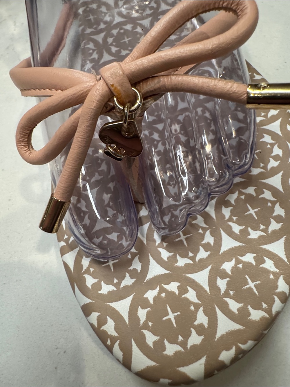 Kate Spade Blush Pink Bow Thong Sandals with Patterned Footbed Charm Sz8.5 - Picture 2 of 6